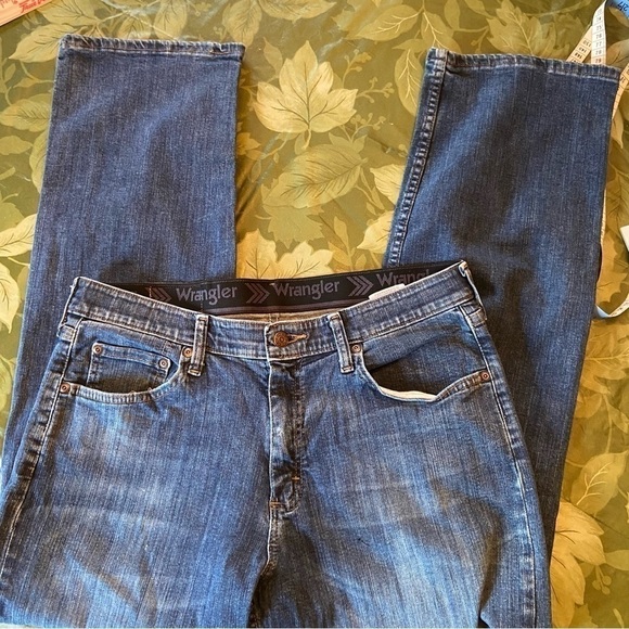 𝅺wrangler Elastic Waist Jeans for No-Nonsense Work by Hard Workers - Picture 1 of 6